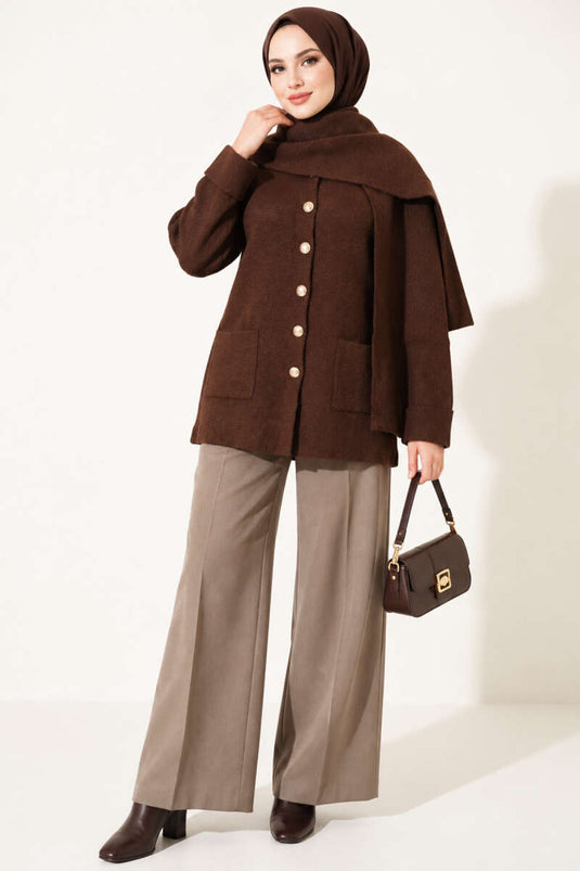 Chaqueta De Punto Marrón Con Botones Y Detalle De Bufanda