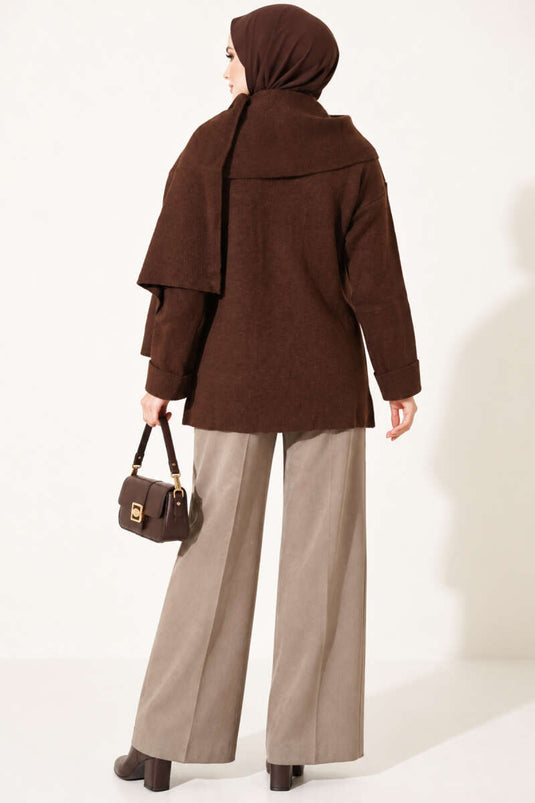 Chaqueta De Punto Marrón Con Botones Y Detalle De Bufanda