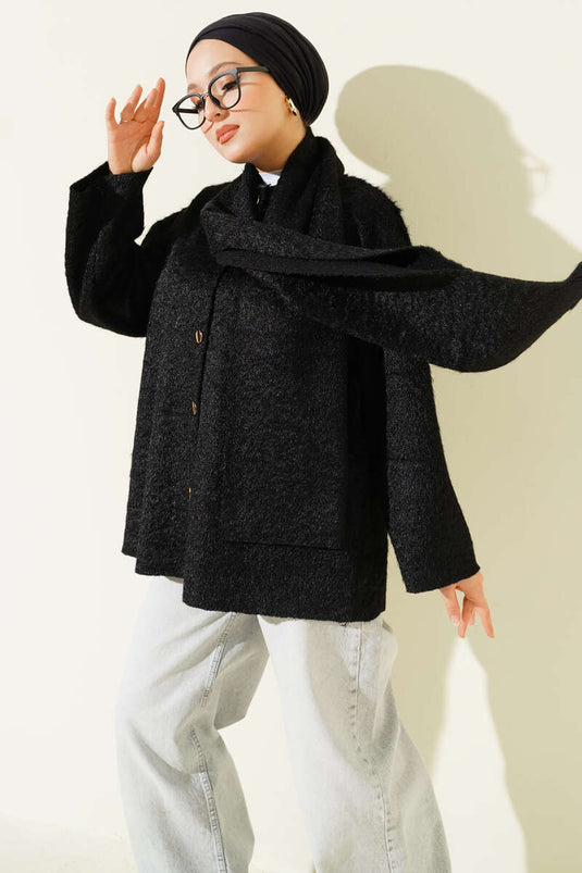 سترة سوداء بلحية ووشاح