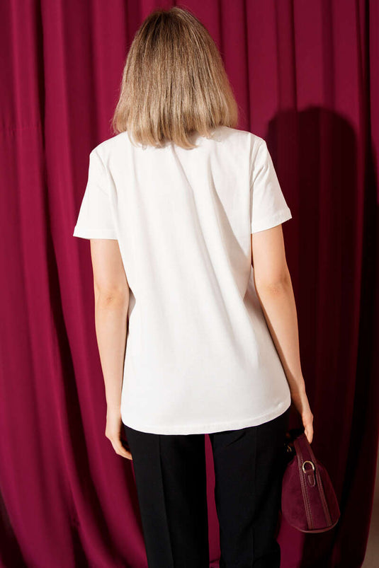 قميص بطبعة شكل حذاء بلون عاجي