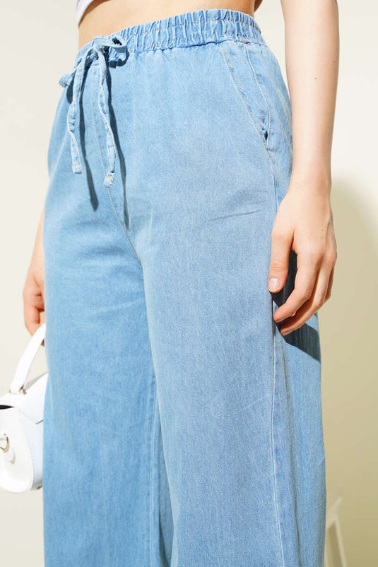 Pantalon en jean bleu avec ceinture élastique et détails à lacets