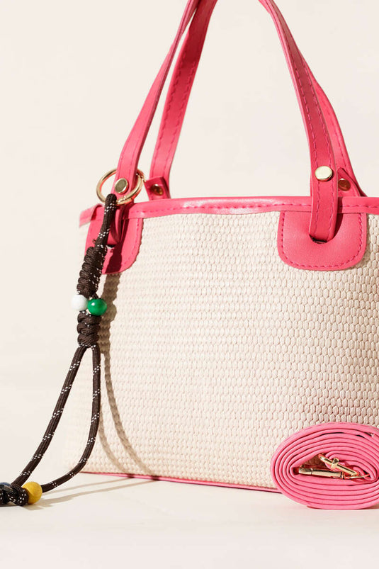 Borsa di paglia rosa con dettagli in pizzo