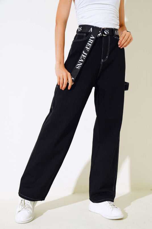 بنطال جينز واسع الساق باللونين الأبيض والأسود