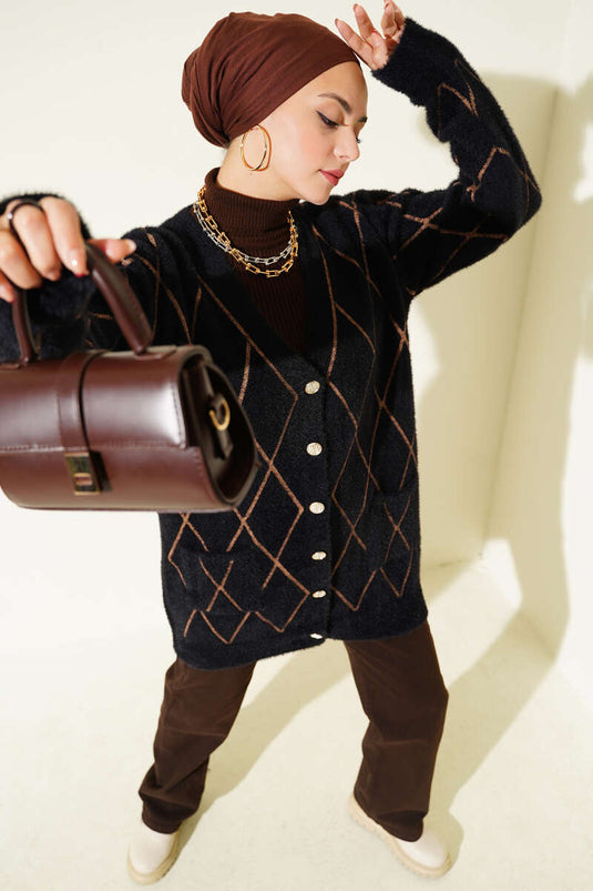 كارديجان أسود جملي مخطط بنقشة البقلاوة، بجيوب وذيل مخطط، مزين بلحية.