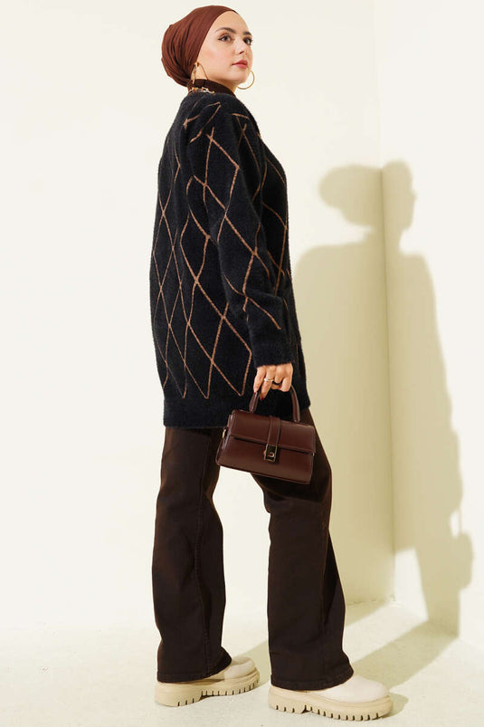 كارديجان أسود جملي مخطط بنقشة البقلاوة، بجيوب وذيل مخطط، مزين بلحية.