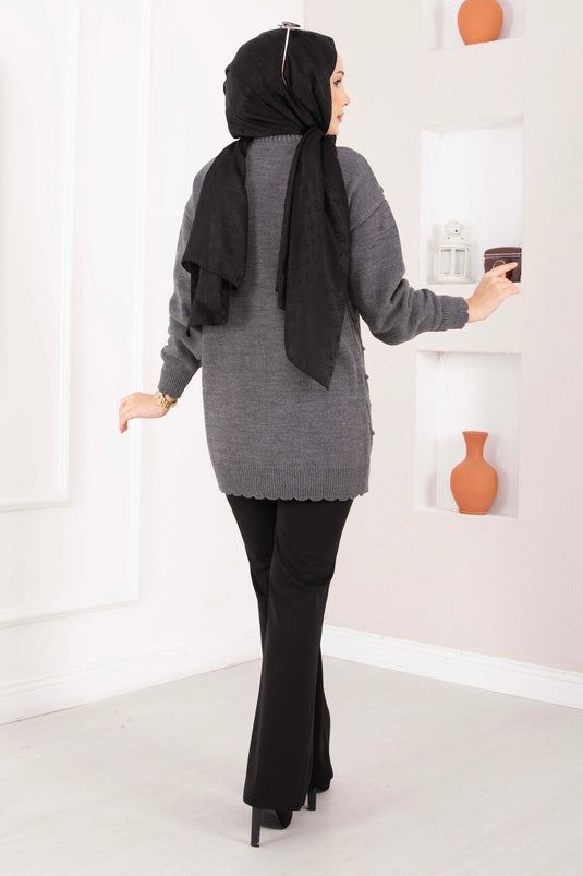 سترة صوفية مزخرفة بنقشة البقلاوة مع تفاصيل كرات صغيرة باللون الرمادي الداكن