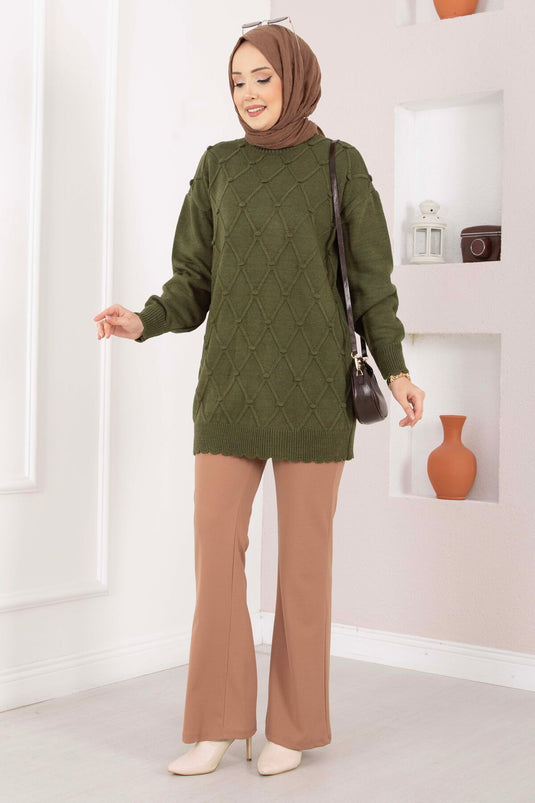 سترة صوفية مزخرفة بنقشة البقلاوة مع تفاصيل كرات صغيرة باللون الأخضر الزيتوني