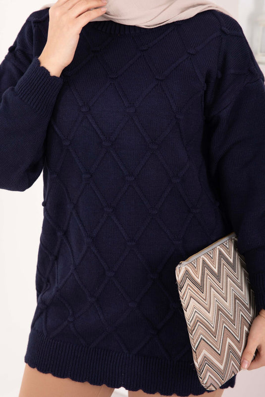 Pull en tricot bleu marine avec motif baklava et détails pompons