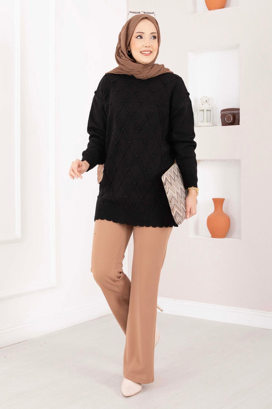 سترة صوفية مزينة بنقشة البقلاوة وتفاصيل كرات صغيرة باللون الأسود