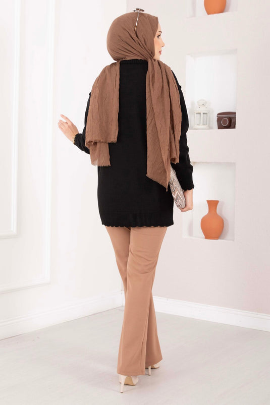 سترة صوفية مزينة بنقشة البقلاوة وتفاصيل كرات صغيرة باللون الأسود