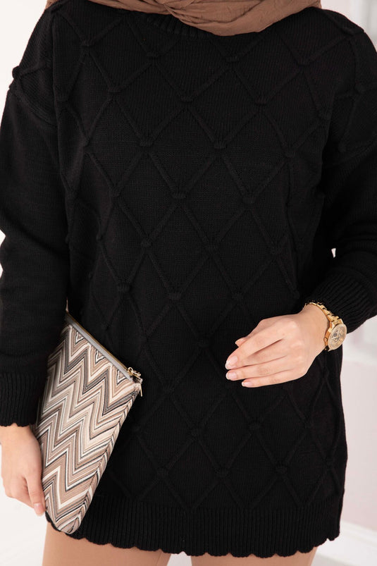 سترة صوفية مزينة بنقشة البقلاوة وتفاصيل كرات صغيرة باللون الأسود