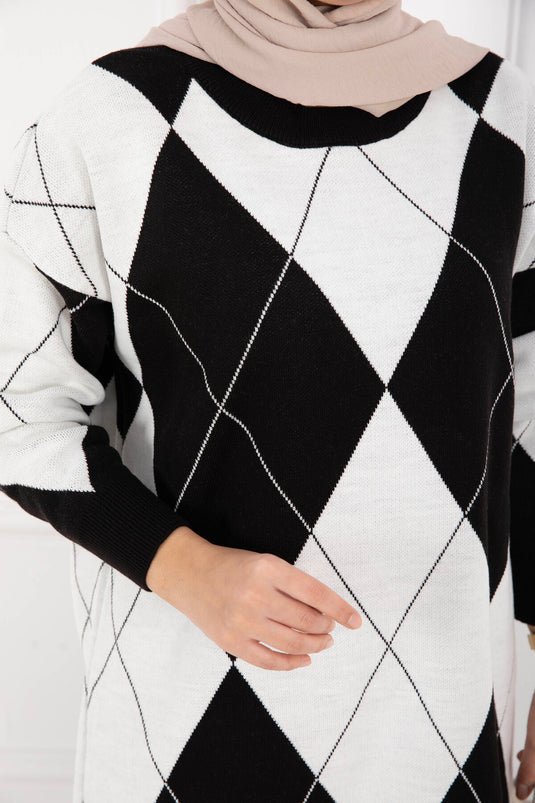 بلوزة تريكو بنقشة البقلاوة باللون الأسود