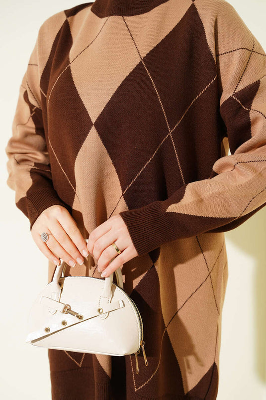 تونيك أساسي محبوك بنمط البقلاوة باللون البني