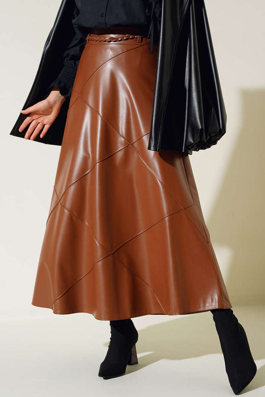 تنورة جلدية بحزام منقوشة بالألماس تان