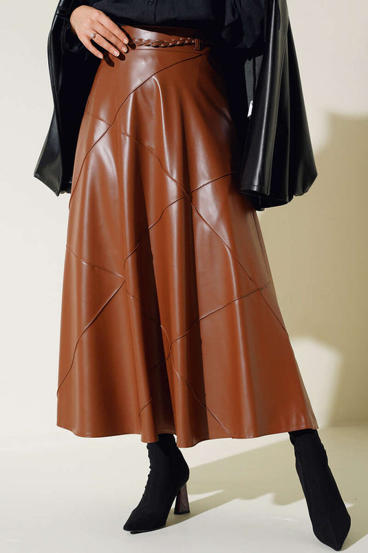 تنورة جلدية بحزام منقوشة بالألماس تان