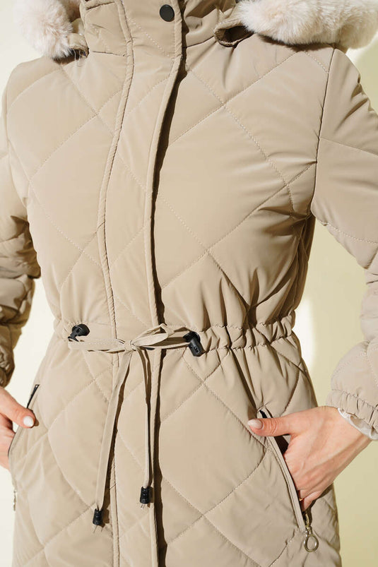 جاكيت مبطن بقلنسوة بقماش الكابتون باللون البيج