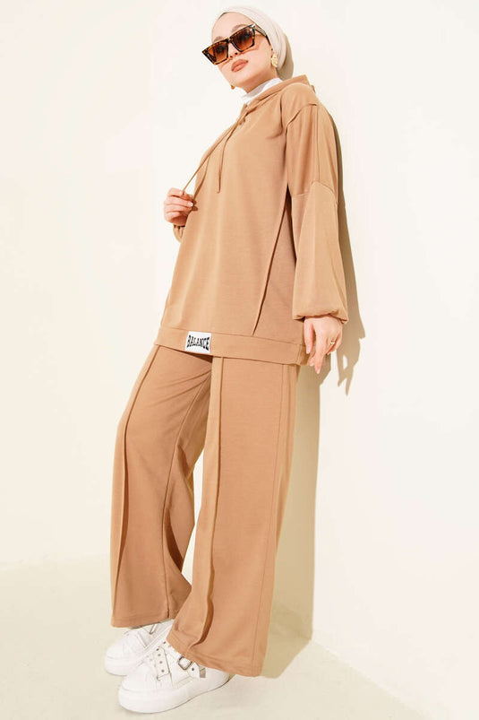 طقم Balance Emblem كاجوال بغطاء رأس من قطعتين - لون بني