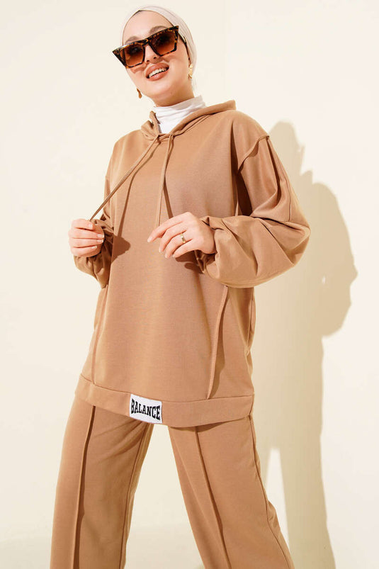 طقم Balance Emblem كاجوال بغطاء رأس من قطعتين - لون بني