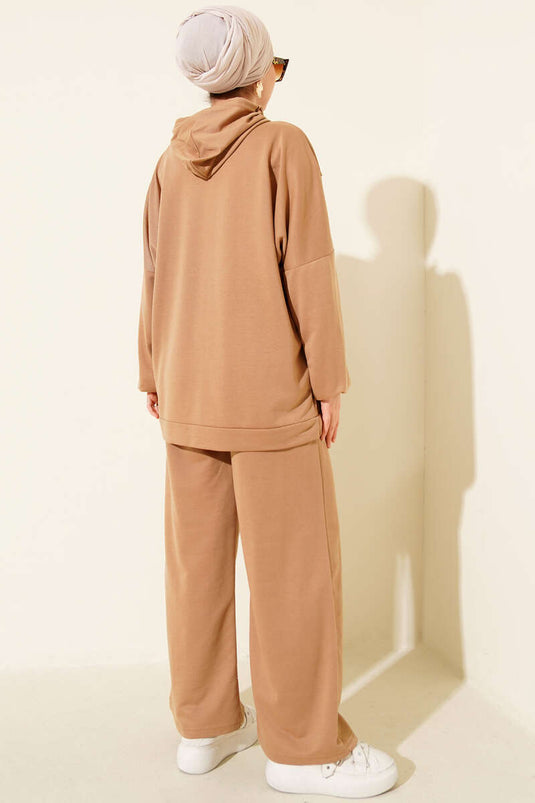 طقم Balance Emblem كاجوال بغطاء رأس من قطعتين - لون بني