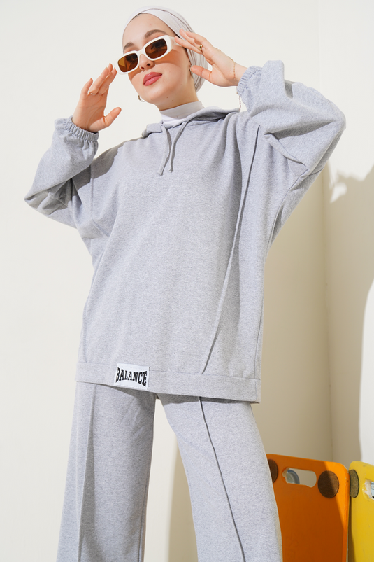 Balance Emblem – Lässiges zweiteiliges Set mit Kapuze in Melange-Grau