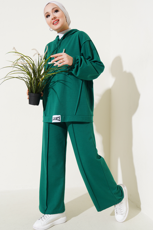 Completo due pezzi ampio con cappuccio ricamato Balance, color smeraldo