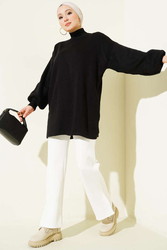Tunique tricotée à col roulé noir et manches ballon