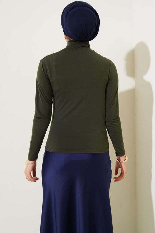 بلوزة مطوية ذات رقبة مدورة بلون كاكي