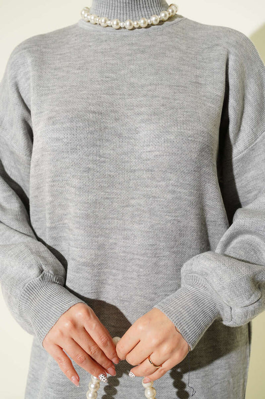 Robe grise à col roulé en maille unie