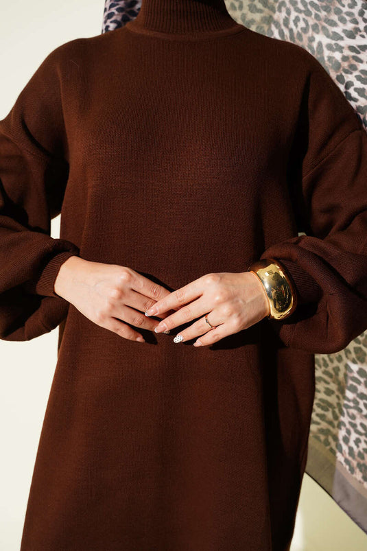 Braunes Strickkleid Mit Rundhalsausschnitt