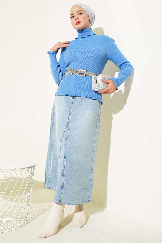 سترة زرقاء محبوكة بياقة مدورة وكشكشة