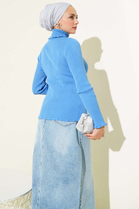 سترة زرقاء محبوكة بياقة مدورة وكشكشة