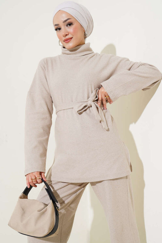 Zweiteiliger Anzug mit Rollkragen, Rippstrick und Gürtel, Beige