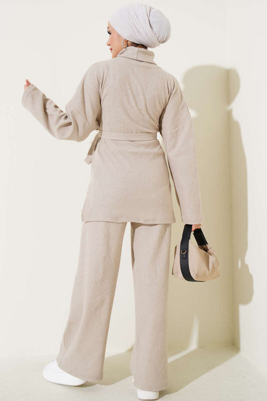 Zweiteiliger Anzug mit Rollkragen, Rippstrick und Gürtel, Beige