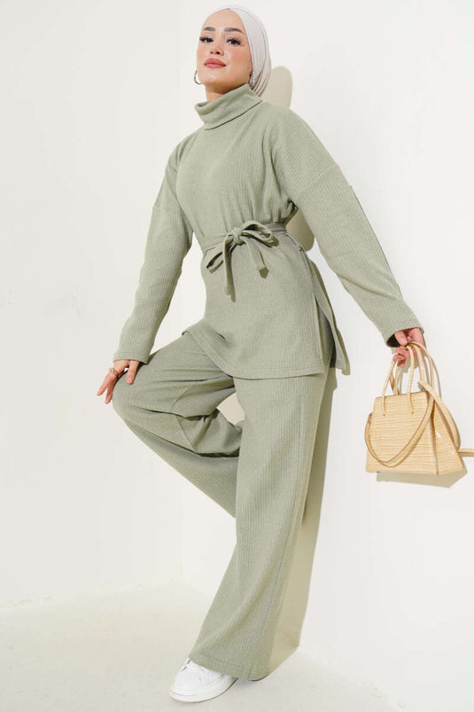 بدلة من قطعتين برقبة مدورة وحزام مضلع باللون الأخضر اللوزي