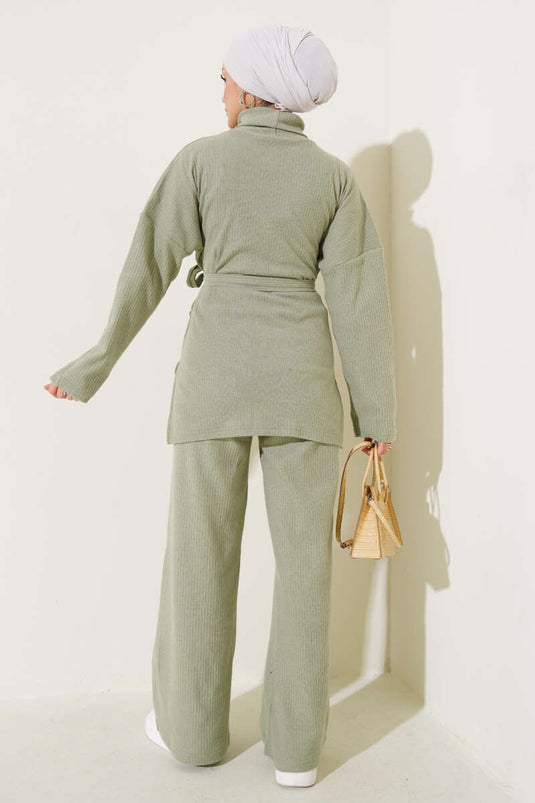 بدلة من قطعتين برقبة مدورة وحزام مضلع باللون الأخضر اللوزي