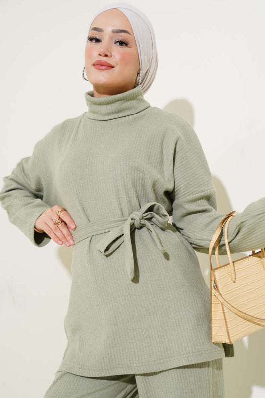 بدلة من قطعتين برقبة مدورة وحزام مضلع باللون الأخضر اللوزي