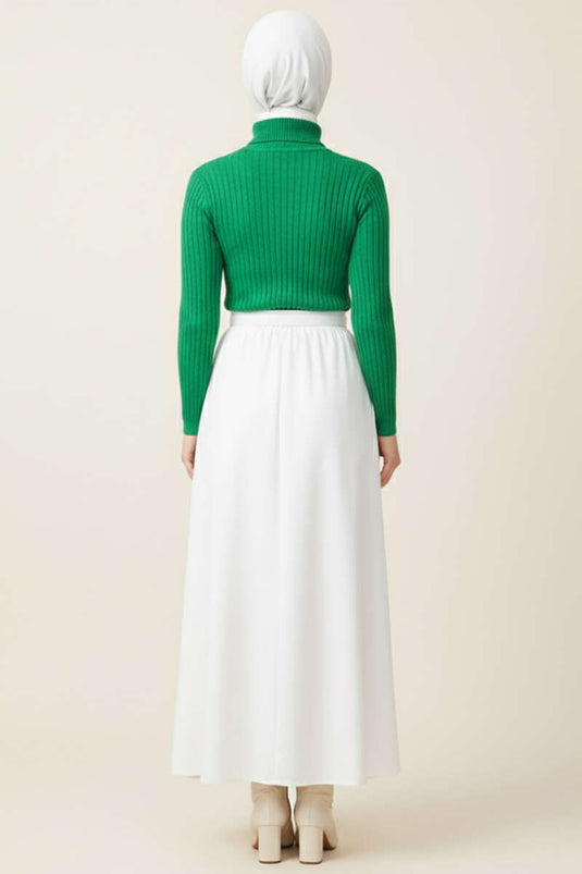 سترة خضراء محبوكة مضلعة ذات رقبة مدورة