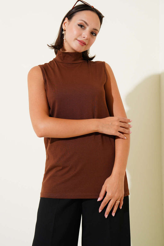 Ärmellose braune Bluse mit Rollkragen