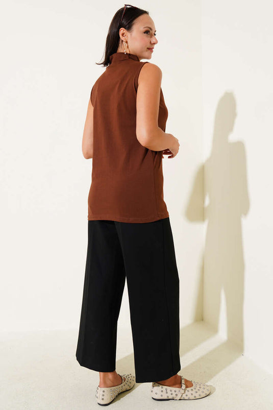 Ärmellose braune Bluse mit Rollkragen
