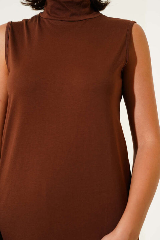 Ärmellose braune Bluse mit Rollkragen