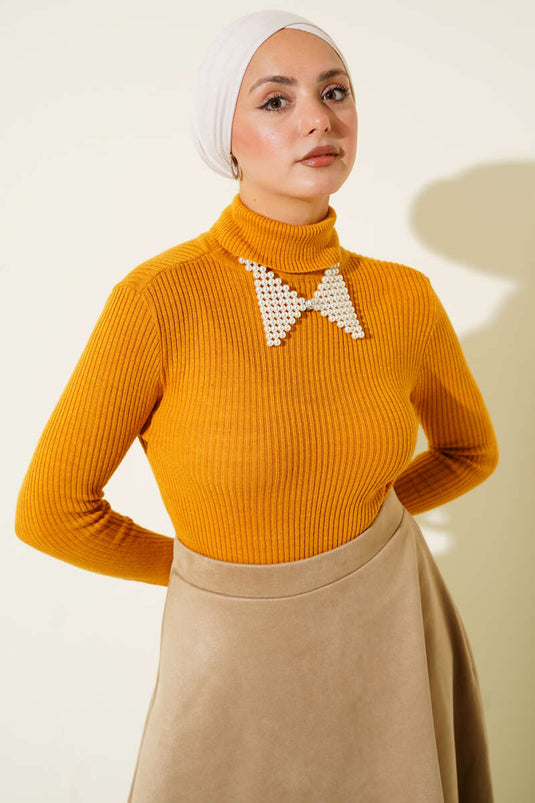 سترة محبوكة بياقة مدورة مطوية باللون الخردلي