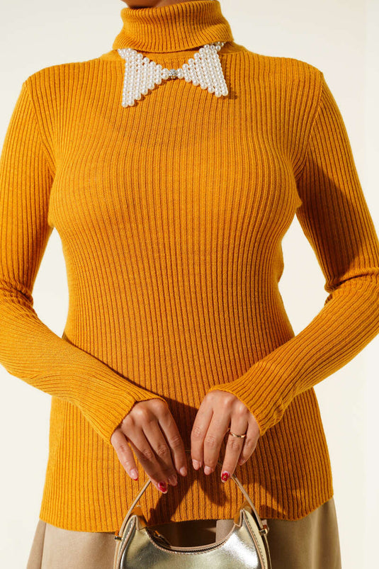 سترة محبوكة بياقة مدورة مطوية باللون الخردلي