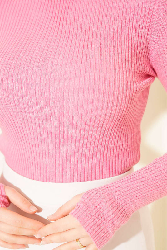 كنزة صوفية وردية اللون بياقة عالية