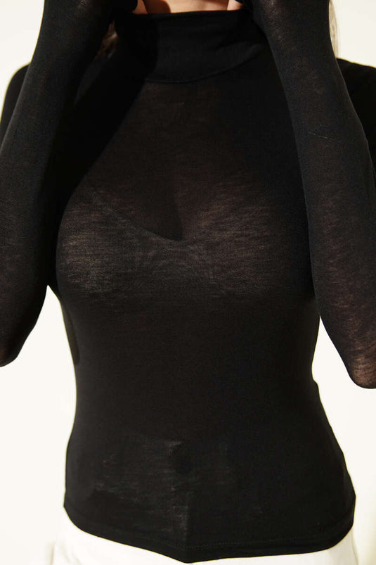 بلوزة ضيقة بأكمام طويلة وياقة صياد باللون الأسود