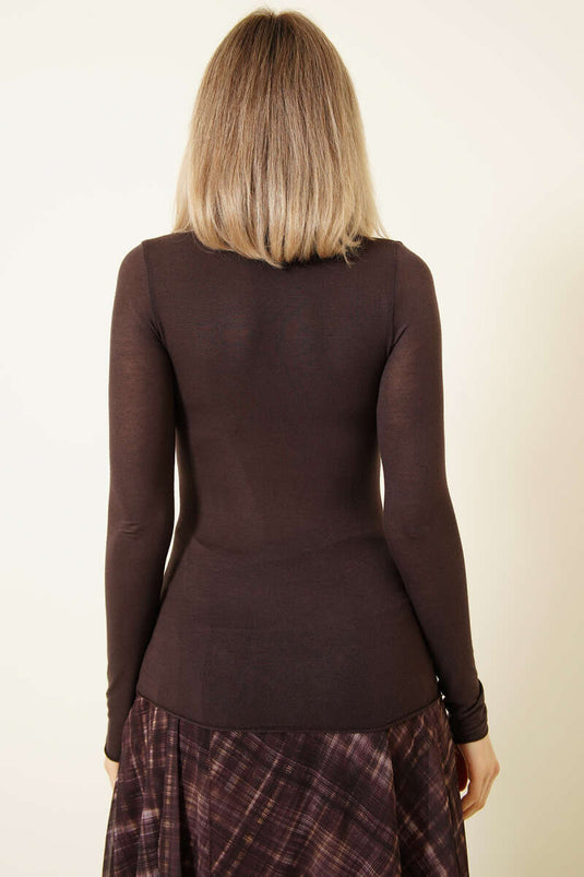 بلوزة ضيقة بياقة صياد بأكمام طويلة باللون البني