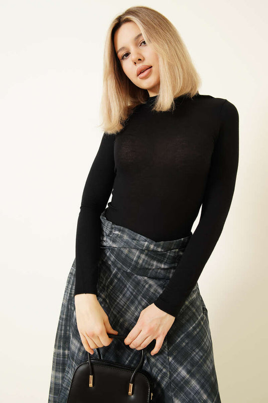 بلوزة ضيقة بياقة صياد بأكمام طويلة باللون الأسود