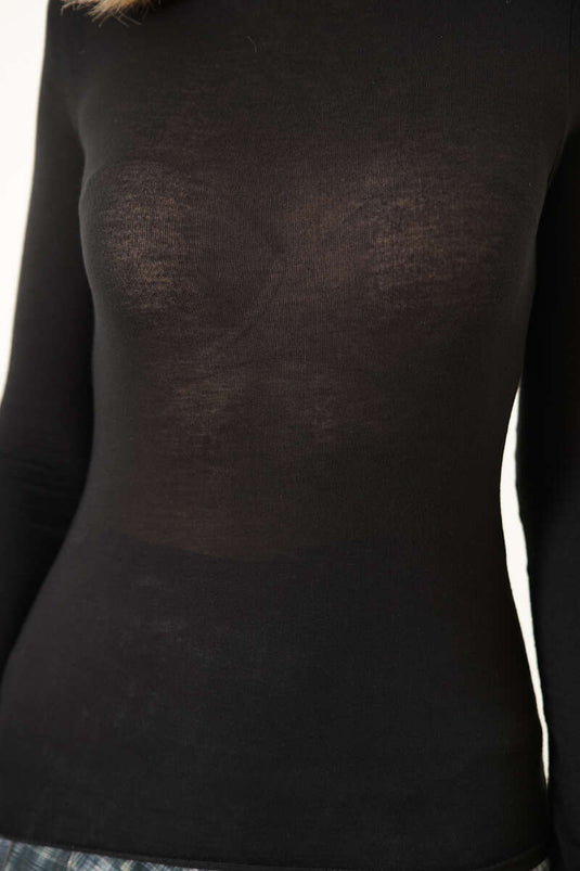 بلوزة ضيقة بياقة صياد بأكمام طويلة باللون الأسود