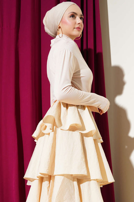 Chemisier beige sable à col roulé et fronces latérales