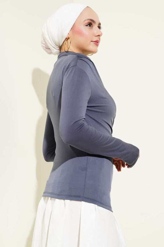 بلوزة رملية دخانية ذات رقبة مدورة ومجمعة من الجانبين