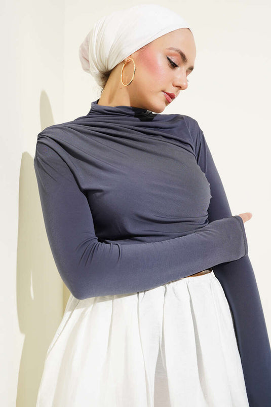 بلوزة رملية دخانية ذات رقبة مدورة ومجمعة من الجانبين